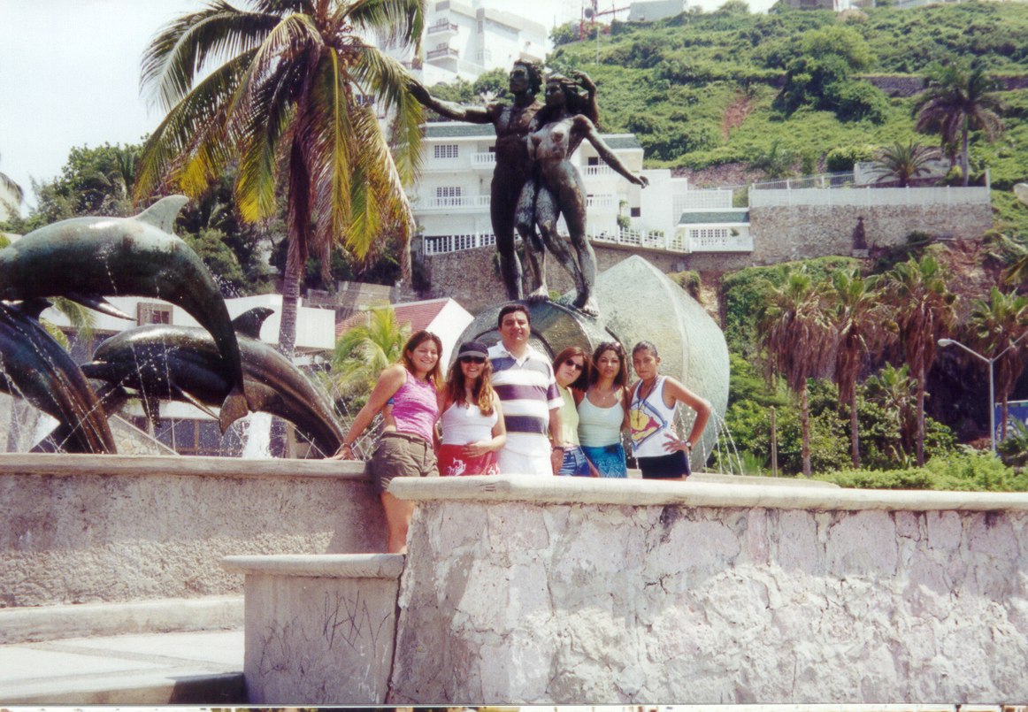 con los delfines.jpg (259264 bytes)